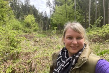 Anita Arneitz im Wald